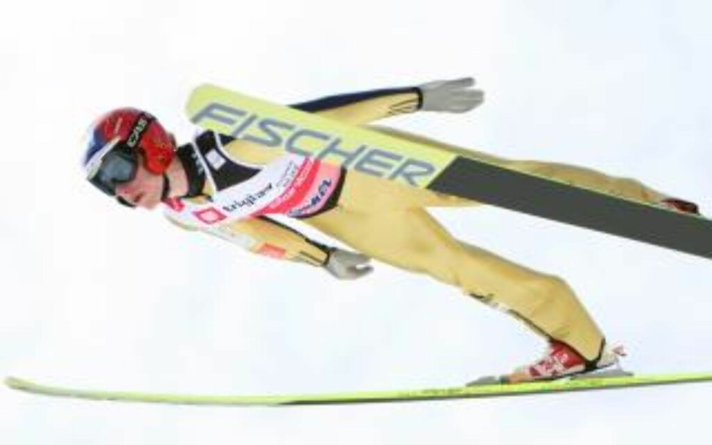 TREDJE LENGST: 23-åringen Antonin Hajek fra Tsjekkia noterte historiens tredje lengste hopp på 236 meter. Foto: Antonio Bat, EPA/Scanpix TREDJE LENGST: 23-åringen Antonin Hajek fra Tsjekkia noterte historiens tredje lengste hopp på 236 meter. Foto: Antonio Bat, EPA/Scanpix