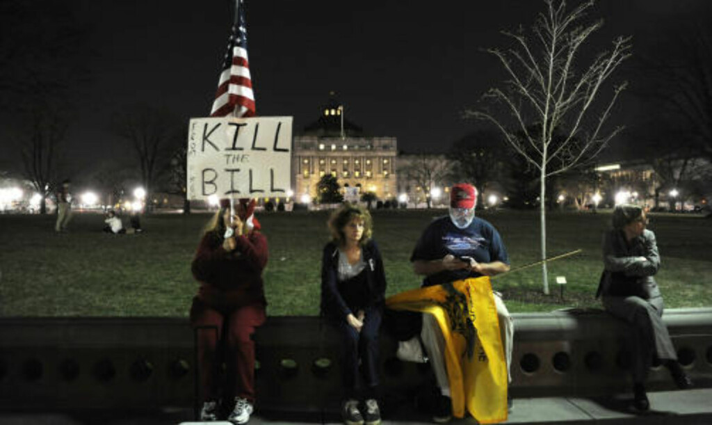MOTSTAND: Flere tusen demonstranter protesterte mot helsereformen utenfor Kongressbygningen i Washington lørdag. Noen av dem holdt stand til langt på kveld. Foto: REUTERS / Jonathan Ernst / SCANPIX MOTSTAND: Flere tusen demonstranter protesterte mot helsereformen utenfor Kongressbygningen i Washington lørdag. Noen av dem holdt stand til langt på kveld. Foto: REUTERS / Jonathan Ernst / SCANPIX