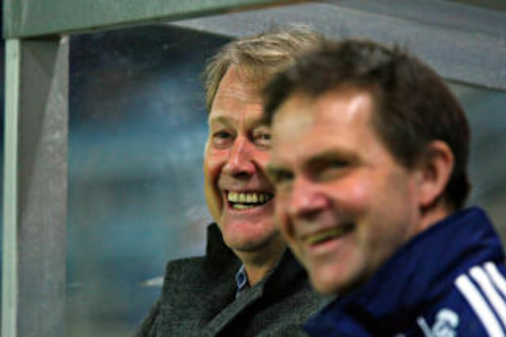 SMØRBLID: Åge Hareide hadde all grunn til å smile underveis kampen. Her med assistent Svein Fjælberg. Foto: Alf Ove Hansen / Scanpix SMØRBLID: Åge Hareide hadde all grunn til å smile underveis kampen. Her med assistent Svein Fjælberg. Foto: Alf Ove Hansen / Scanpix
