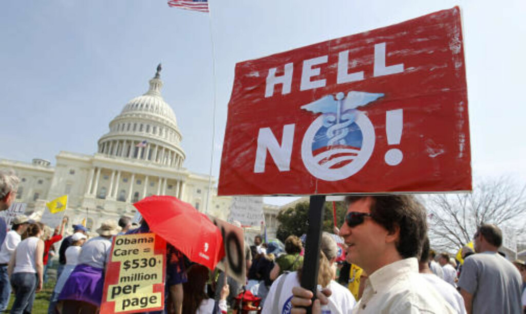 NEI FOR F.. Det var heftige demonstrasjoner i Washington D.C. mot helsereformen i hele helgen, også mens den avsluttende debatten pågikk i Representantenes hus. FOTO: REUTERS/SCANPIX. NEI FOR F.. Det var heftige demonstrasjoner i Washington D.C. mot helsereformen i hele helgen, også mens den avsluttende debatten pågikk i Representantenes hus. FOTO: REUTERS/SCANPIX.