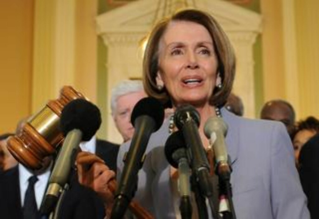 BLE HYLLET AV OBAMA: Speaker Nancy Pelosi, demokrat fra California, ble hyllet av president Obama etter avstemmingen. Her viser hun klubba som ble brukt under behandlingen av den forrige store helsereformen i USA, i 1965. FOTO: EPA/ BLE HYLLET AV OBAMA: Speaker Nancy Pelosi, demokrat fra California, ble hyllet av president Obama etter avstemmingen. Her viser hun klubba som ble brukt under behandlingen av den forrige store helsereformen i USA, i 1965. FOTO: EPA/