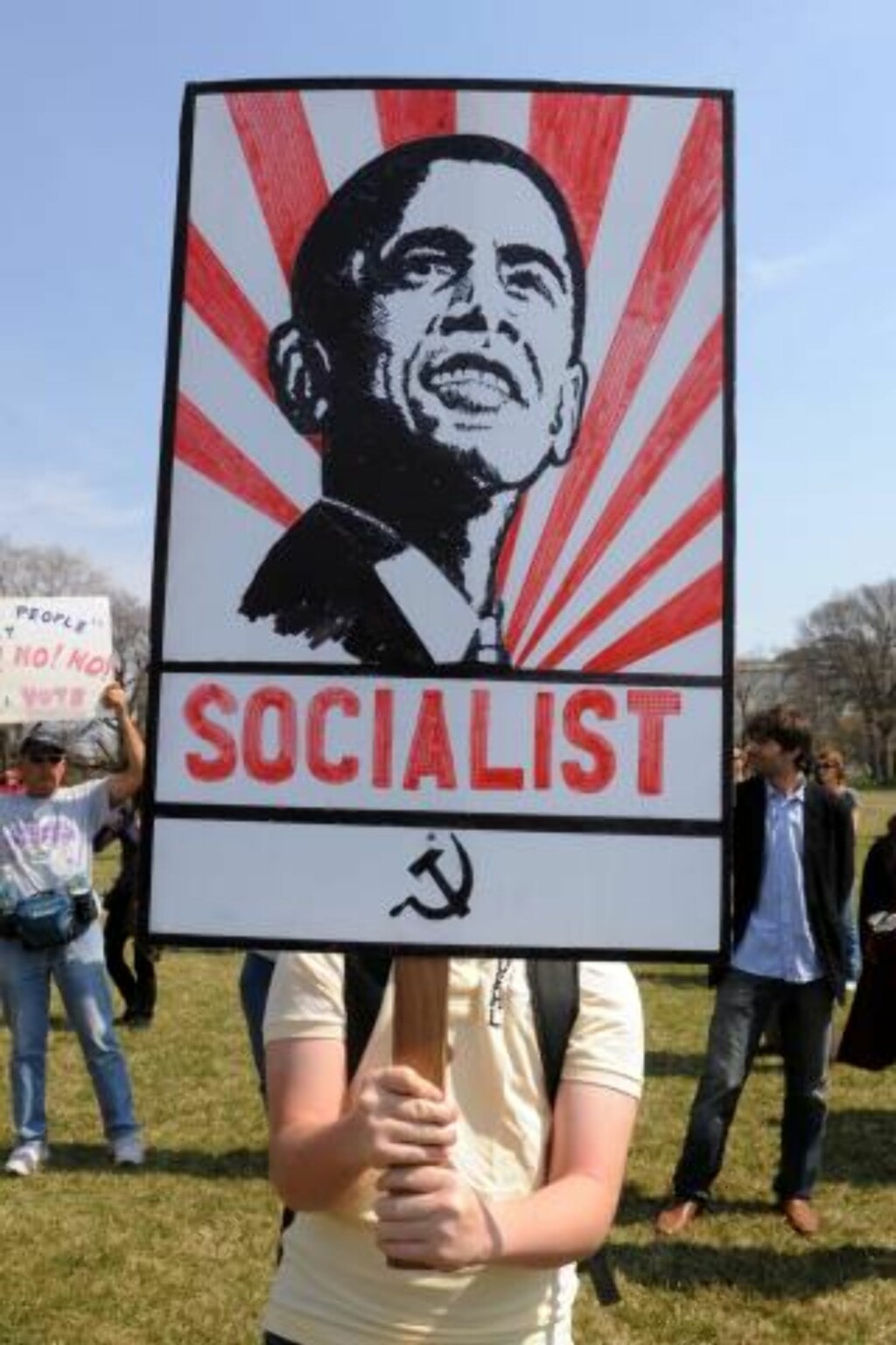 IKKE MENT SOM HEDER: : En demonstrant i Washington søndag med kommunistportrett av president Barack Obama. FOTO: EPA/SCANPIX. IKKE MENT SOM HEDER: : En demonstrant i Washington søndag med kommunistportrett av president Barack Obama. FOTO: EPA/SCANPIX.