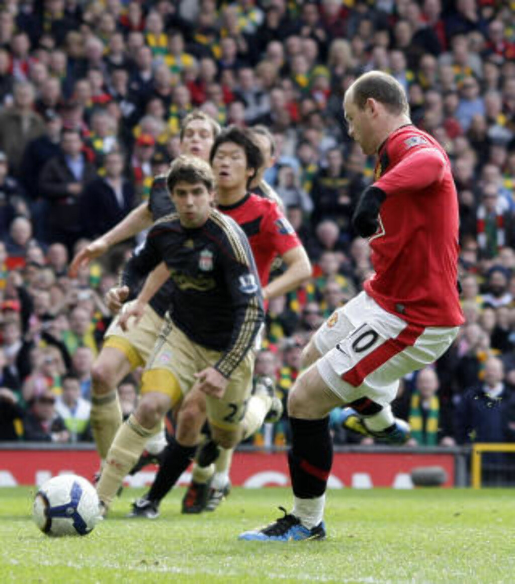 SCORET PÅ ANDRE FORSØK: Wayne Rooneys skudd, fra krittmerket Torres sparket i, ble reddet av Pepe Reina. United-spissen nettet enkelt på returen. Foto: AP/Jon Super SCORET PÅ ANDRE FORSØK: Wayne Rooneys skudd, fra krittmerket Torres sparket i, ble reddet av Pepe Reina. United-spissen nettet enkelt på returen. Foto: AP/Jon Super