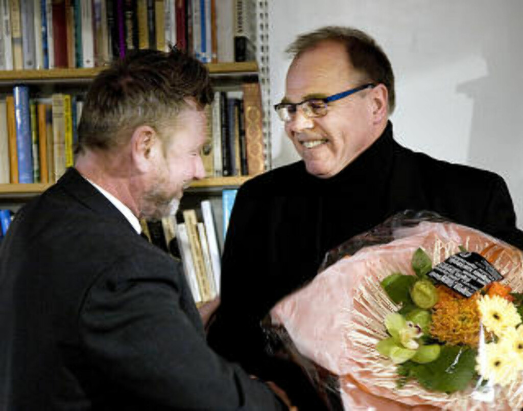 OVERSATT: Tomas Espedals er blitt oversatt til en rekke språk. Her ser vi forlegger Morten Moi (t.h.) i Gyldendal, som gratulerer Espedal med Kritikerprisen. OVERSATT: Tomas Espedals er blitt oversatt til en rekke språk. Her ser vi forlegger Morten Moi (t.h.) i Gyldendal, som gratulerer Espedal med Kritikerprisen.