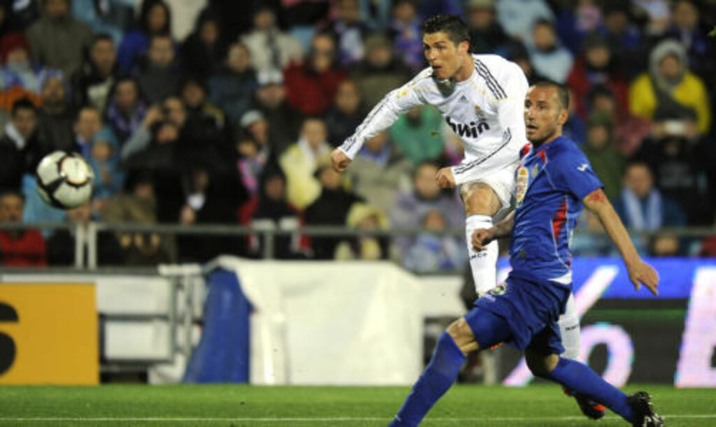 SCORET TO: Cristiano Ronaldo viste fram sin eminente skuddfot to ganger mot Getafe. Her banker han inn sitt andre. Foto: AFP PHOTO / PIERRE-PHILIPPE MARCOU SCORET TO: Cristiano Ronaldo viste fram sin eminente skuddfot to ganger mot Getafe. Her banker han inn sitt andre. Foto: AFP PHOTO / PIERRE-PHILIPPE MARCOU