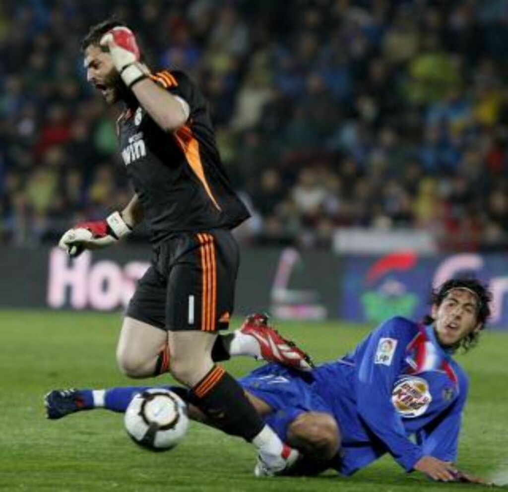 BLE TAKLET: Casillas var på bærtur utenfor egen 16-meter. Foto: EPA/SERGIO BARRENECHEA BLE TAKLET: Casillas var på bærtur utenfor egen 16-meter. Foto: EPA/SERGIO BARRENECHEA