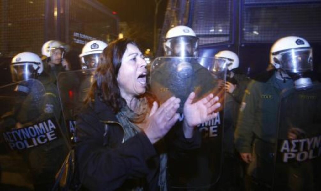 SOSIAL URO: Den økonomiske krisen i Hellas har ført til sosial uro. Dette bildet er fra en demonstrasjon i Aten sist tirsdag. Protestene rettet seg mot myndighetenes tiltak for å få økonomien på rett kjøl igjen. Foto: REUTERS / John Kolesidis / SCANPIX SOSIAL URO: Den økonomiske krisen i Hellas har ført til sosial uro. Dette bildet er fra en demonstrasjon i Aten sist tirsdag. Protestene rettet seg mot myndighetenes tiltak for å få økonomien på rett kjøl igjen. Foto: REUTERS / John Kolesidis / SCANPIX