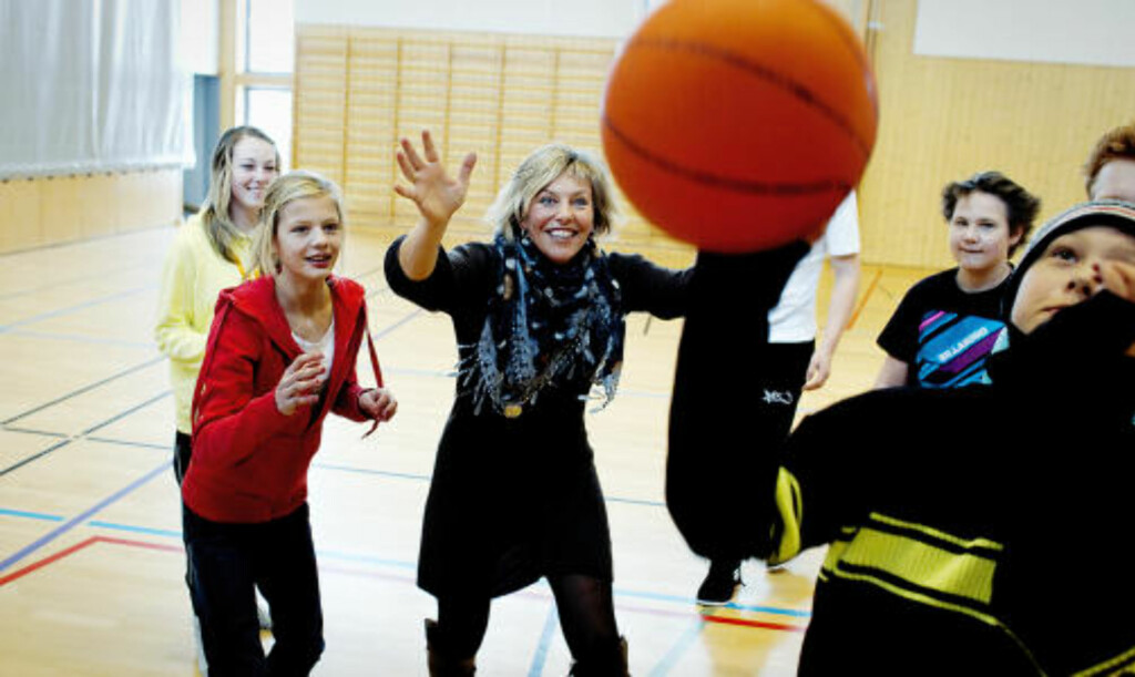 MÅ TILRETTELEGGE: — Man må tilrettelegge for mer varierte fysiske aktiviteter, sier rektor Hilde Marie Schjerven ved Runni ungdomsskole til Dagbladet. Her spiller hun basket med spreke elever. Foto: Bjørn Langsem. MÅ TILRETTELEGGE: — Man må tilrettelegge for mer varierte fysiske aktiviteter, sier rektor Hilde Marie Schjerven ved Runni ungdomsskole til Dagbladet. Her spiller hun basket med spreke elever. Foto: Bjørn Langsem.