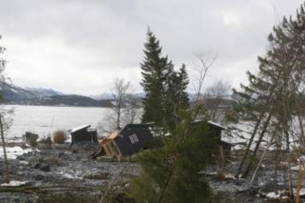 STORE ØDELEGGELSER: Flere hus ble skylt på sjøen da leirmassene raste ned fjellsiden i Kattmarka. Fortsatt står trær på skjeve og området er ikke ryddet, ifølge beboere. FOTO: HANS ARNE VEDLOG STORE ØDELEGGELSER: Flere hus ble skylt på sjøen da leirmassene raste ned fjellsiden i Kattmarka. Fortsatt står trær på skjeve og området er ikke ryddet, ifølge beboere. FOTO: HANS ARNE VEDLOG