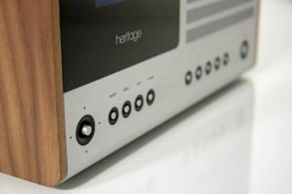 JOYSTICK: Til venstre i bildet ser du joysticken som kan brukes for å navigere i menyene. Foto: Hallvard Lunde JOYSTICK: Til venstre i bildet ser du joysticken som kan brukes for å navigere i menyene. Foto: Hallvard Lunde