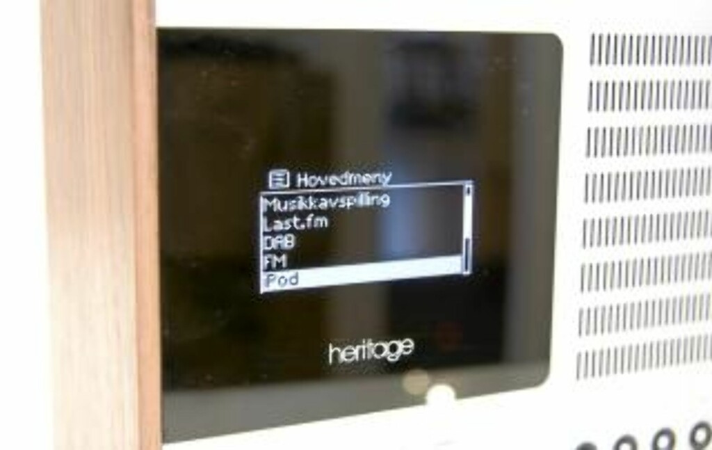 OLED: Den lille skjermen ser større ut en den er, men fungerer bra også på litt avstand. Foto: Hallvard Lunde OLED: Den lille skjermen ser større ut en den er, men fungerer bra også på litt avstand. Foto: Hallvard Lunde