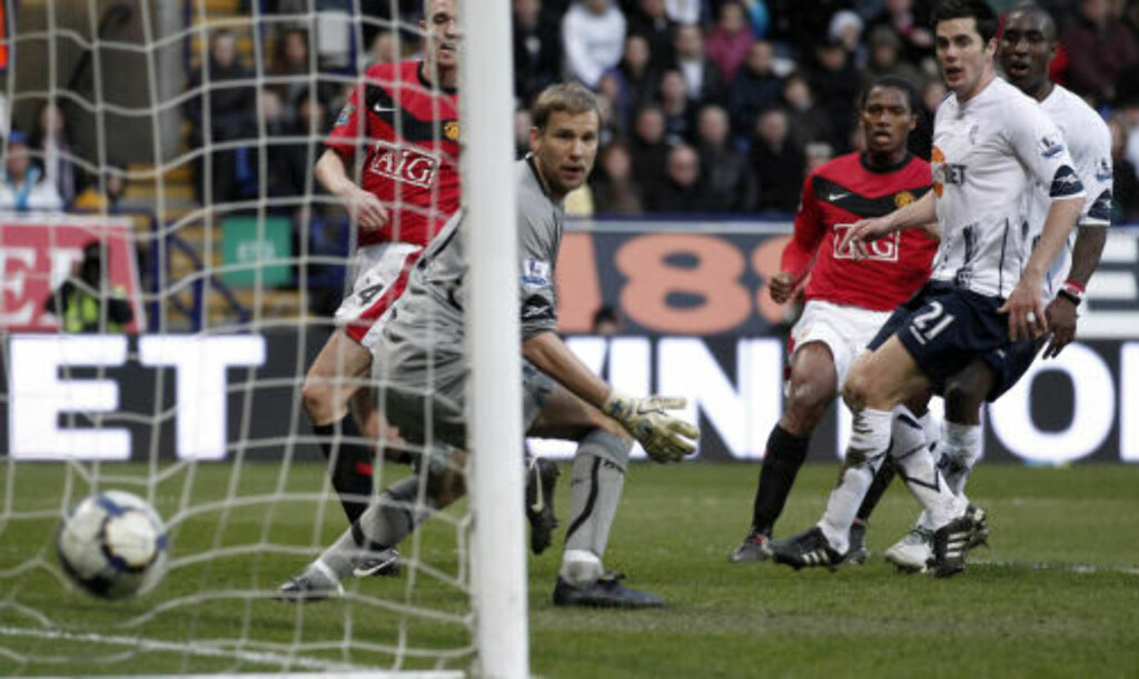 KOMISK: Jussi Jaaskelainen ser ballen gå inn i eget nett etter et komisk selvmål av Jlloyd Samuel. Foto: Reuters KOMISK: Jussi Jaaskelainen ser ballen gå inn i eget nett etter et komisk selvmål av Jlloyd Samuel. Foto: Reuters