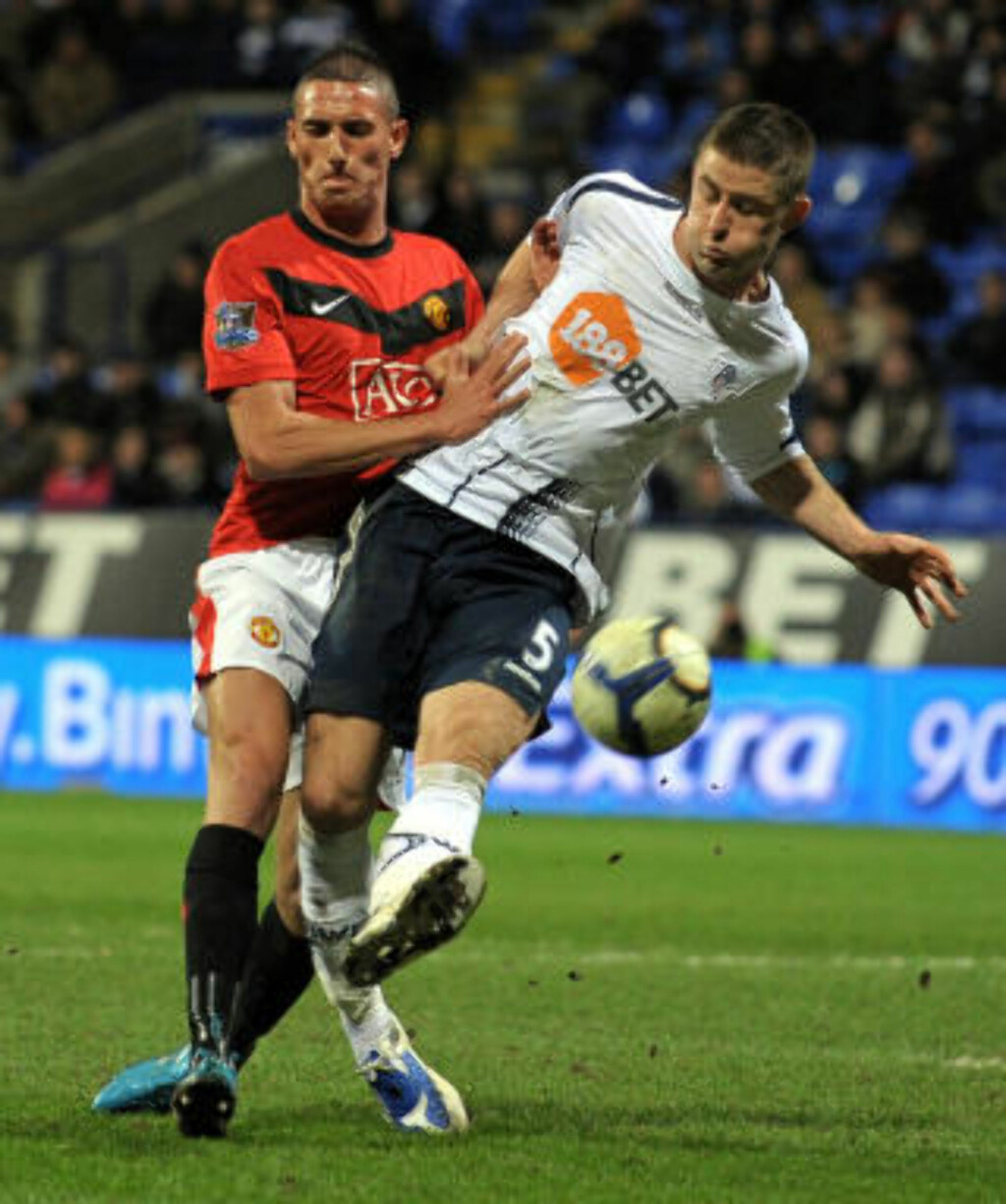 FYSISK: Gary Cahill og Federico Macheda i en tøff duell under kveldens kamp.Foto: AFP FYSISK: Gary Cahill og Federico Macheda i en tøff duell under kveldens kamp.Foto: AFP