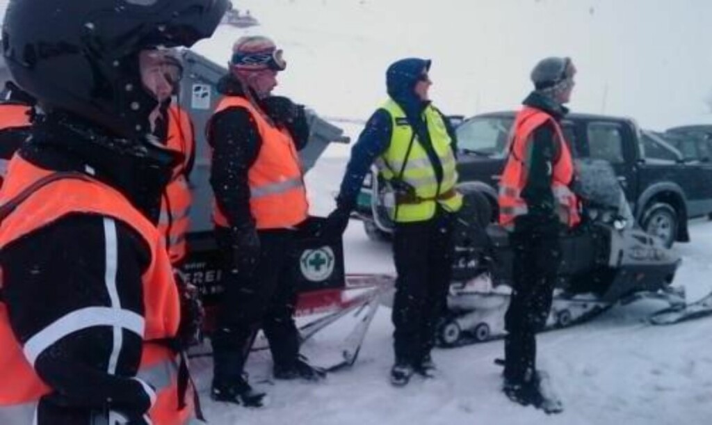 REDNINGSTEAMET: Disse redningsmannskapene fra Norsk folkehjelp står i beredskap for å hjelpe dersom været skulle bedre seg. FOTO: Norsk folkehjelp REDNINGSTEAMET: Disse redningsmannskapene fra Norsk folkehjelp står i beredskap for å hjelpe dersom været skulle bedre seg. FOTO: Norsk folkehjelp