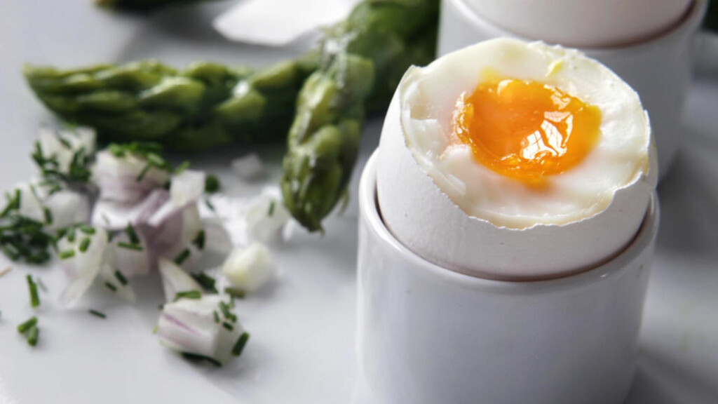 HELT ENKELT: Aspargessoldater med bløtkokt egg. En ukomplisert, deilig vårrett - som er like enkel å tilberede enten du tilbringer påskehelga på fjellet eller i byen.Foto: Mette Randem HELT ENKELT: Aspargessoldater med bløtkokt egg. En ukomplisert, deilig vårrett - som er like enkel å tilberede enten du tilbringer påskehelga på fjellet eller i byen.Foto: Mette Randem
