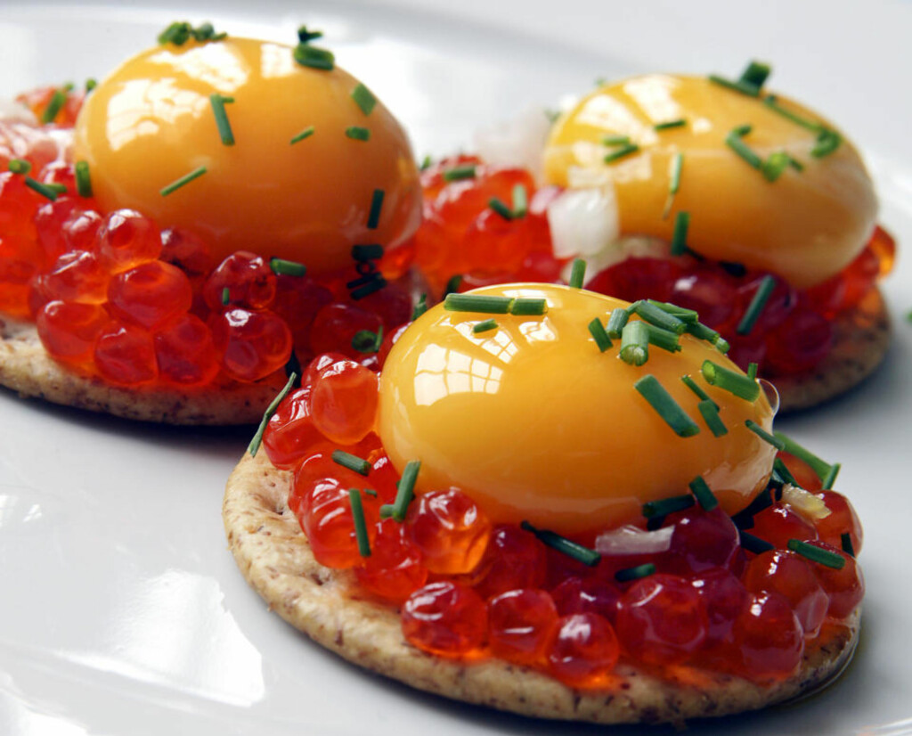 RAUST: Lakserogn med egg. For å lage små munnfuller, er det bedre jo mindre eggene er. Ha en raus dose lakserogn på hver kjeks. RAUST: Lakserogn med egg. For å lage små munnfuller, er det bedre jo mindre eggene er. Ha en raus dose lakserogn på hver kjeks.