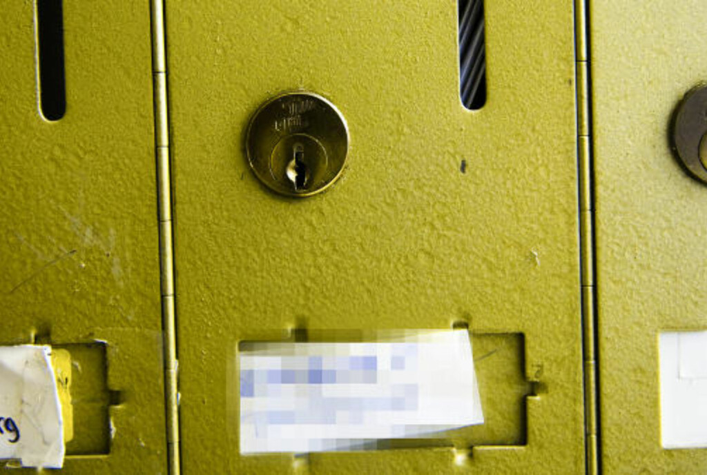 FULL POSTKASSE: I en Frogner-leilighet TV-kjendisen og samboeren flyttet ut fra forrige uke, er postkassen full av post som ikke er hentet. Foto: Håkon Eikesdal/Dagbladet FULL POSTKASSE: I en Frogner-leilighet TV-kjendisen og samboeren flyttet ut fra forrige uke, er postkassen full av post som ikke er hentet. Foto: Håkon Eikesdal/Dagbladet