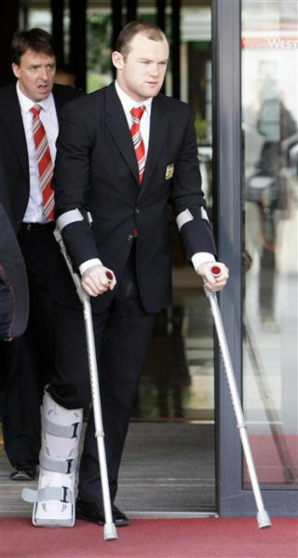SKAVANKEL: Wayne Rooney må se dagens kamp fra sidelinja.Foto: SCANPIX/ REUTERS/Michaela Rehle SKAVANKEL: Wayne Rooney må se dagens kamp fra sidelinja.Foto: SCANPIX/ REUTERS/Michaela Rehle