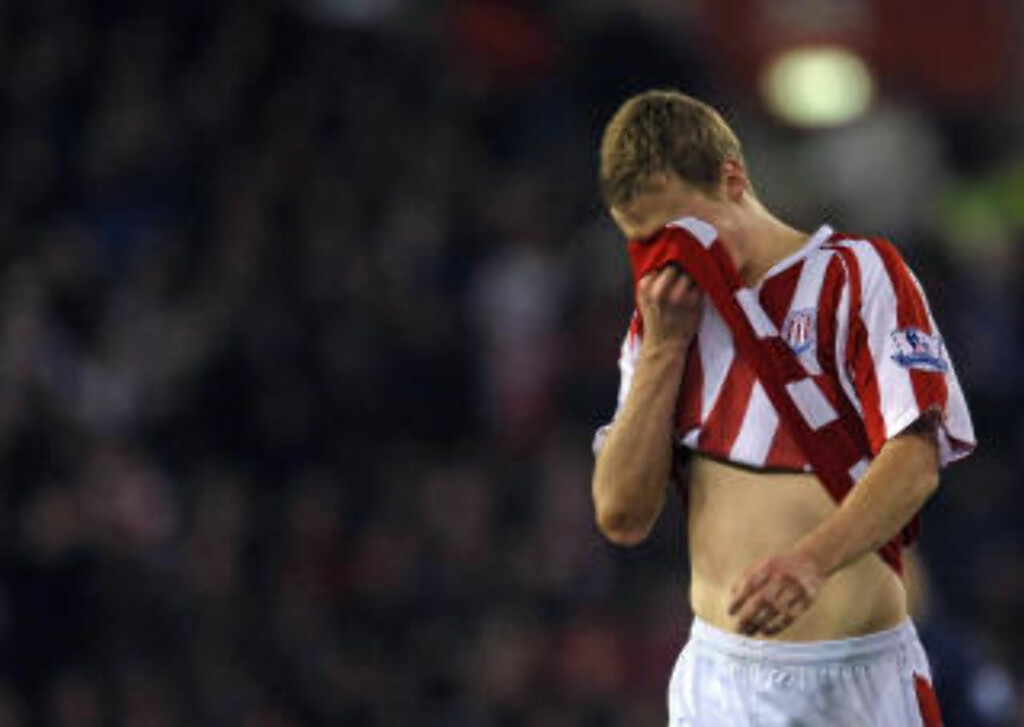 ANGRENDE: Stokes Ryan Shawcross bedyrer at han ikke hadde onde hensikter da han gikk inn i duellen med Ramsey.Foto: SCANPIX/AFP/Paul Ellis ANGRENDE: Stokes Ryan Shawcross bedyrer at han ikke hadde onde hensikter da han gikk inn i duellen med Ramsey.Foto: SCANPIX/AFP/Paul Ellis