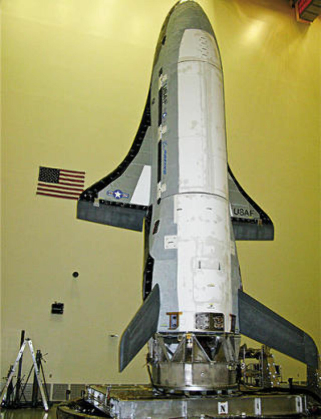 TAR TID: X-37 har en lang og kronglete historie. Prosjektet ble påbegynt som et sivilt samarbeid mellom NASA og Boeing i 1999. Det ble senere overført til Pentagon og den militære forskningsavdelingen DARPA, før luftforsvaret tok over i 2004. Foto: U.S. AIR FORCE TAR TID: X-37 har en lang og kronglete historie. Prosjektet ble påbegynt som et sivilt samarbeid mellom NASA og Boeing i 1999. Det ble senere overført til Pentagon og den militære forskningsavdelingen DARPA, før luftforsvaret tok over i 2004. Foto: U.S. AIR FORCE