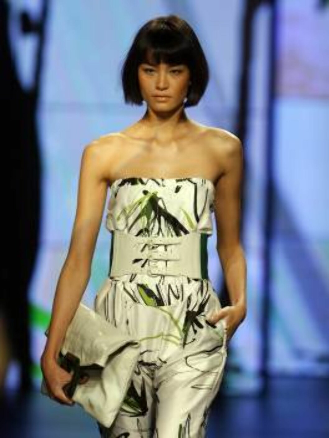 A model wears a Osklen design during the Sao Paulo Fashion Week in Sao Paulo, Brazil, on Friday, July 14, 2006. (AP Photo/Andre Penner) Foto: AP/Scanpix A model wears a Osklen design during the Sao Paulo Fashion Week in Sao Paulo, Brazil, on Friday, July 14, 2006. (AP Photo/Andre Penner) Foto: AP/Scanpix