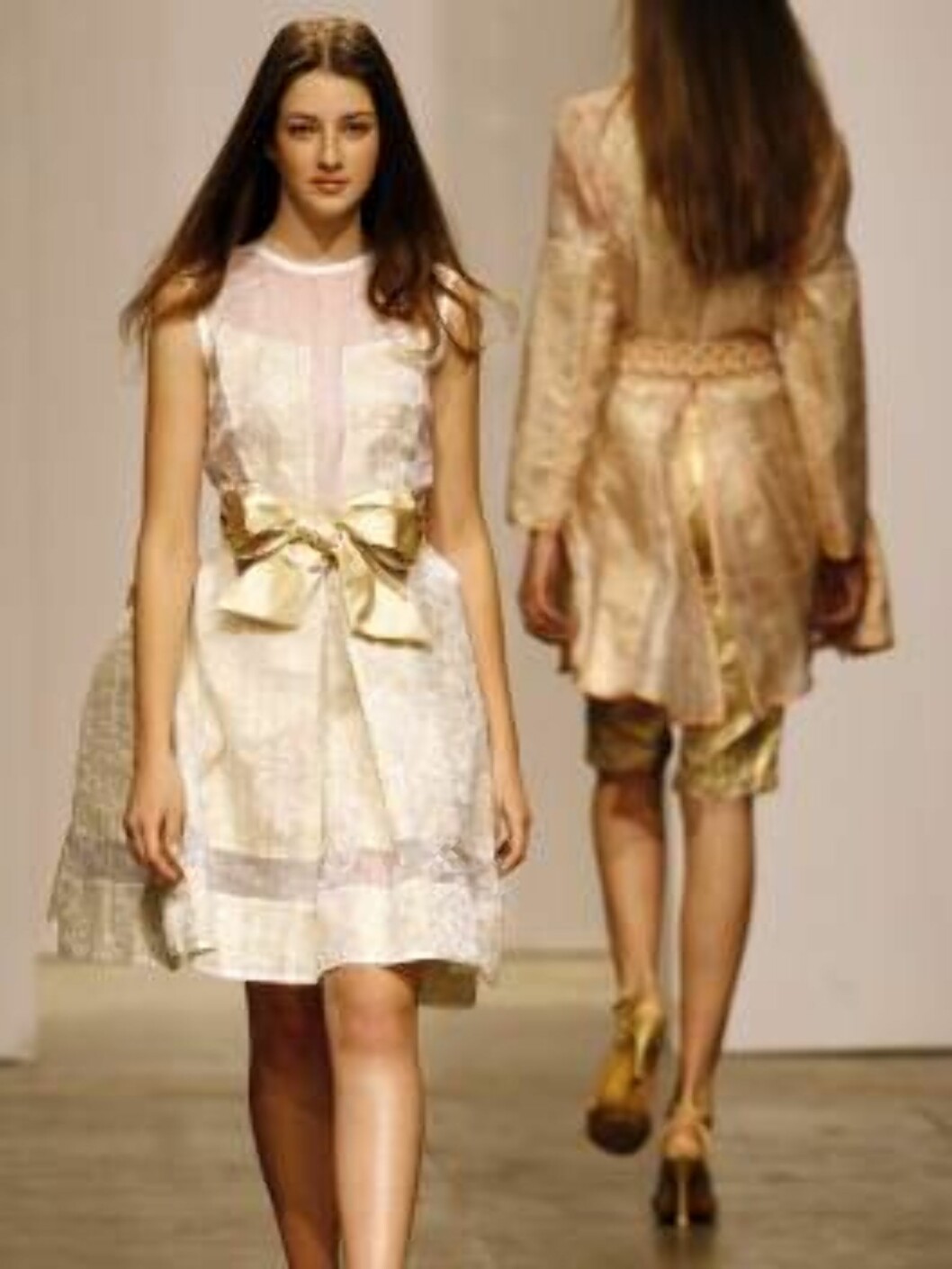 A model shows a design of Fause Hatens's collection during the Sao Paulo Fashion Week in Sao Paulo, Brazil, Friday, July 14, 2006. (AP Photo/Andre Penner) Foto: AP A model shows a design of Fause Hatens's collection during the Sao Paulo Fashion Week in Sao Paulo, Brazil, Friday, July 14, 2006. (AP Photo/Andre Penner) Foto: AP