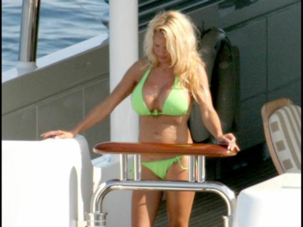 PAMELA ANDERSON EN VACANCES A SAINT TROPEZ
PAMELA ANDERSON ON HOLYDAYS IN SAINT TROPEZ
112409 Angeli Foto: All Over Press PAMELA ANDERSON EN VACANCES A SAINT TROPEZ
PAMELA ANDERSON ON HOLYDAYS IN SAINT TROPEZ
112409 Angeli Foto: All Over Press
