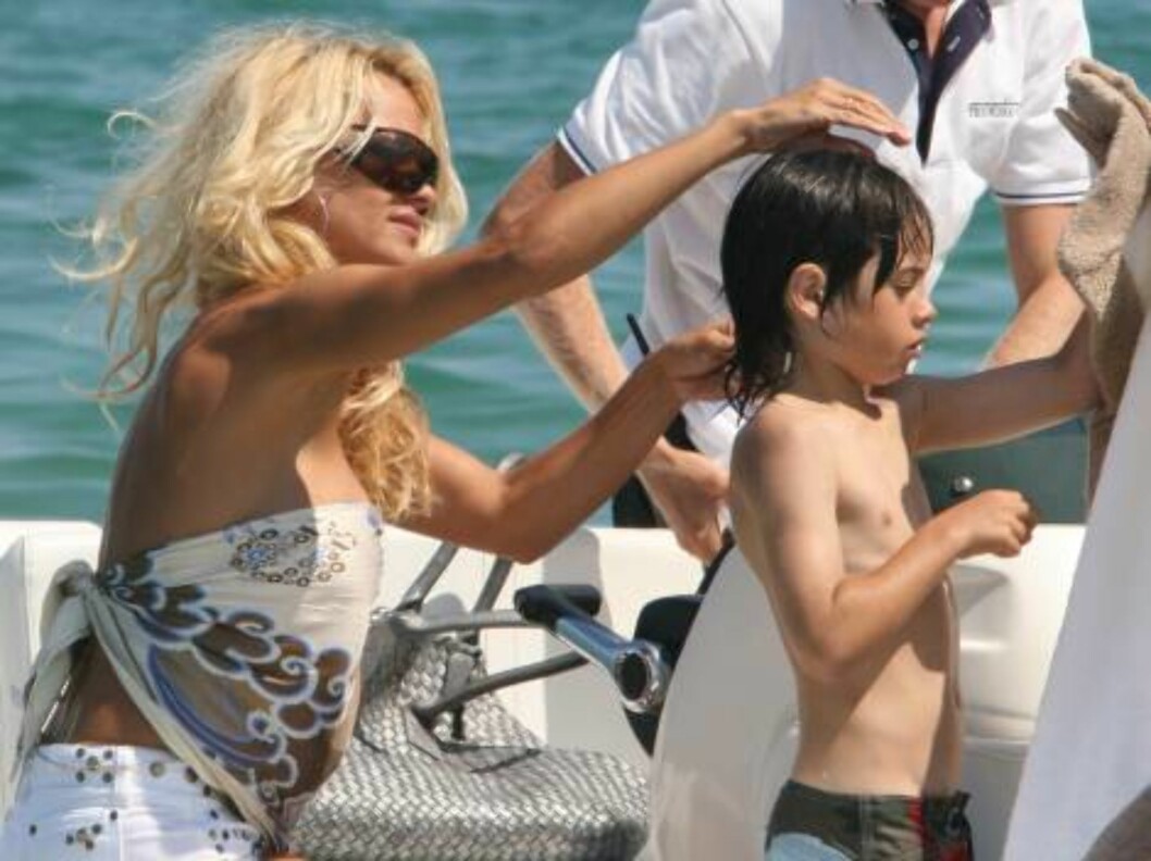 PAMELA ANDERSON EN VACANCES A SAINT TROPEZ
PAMELA ANDERSON ON HOLYDAYS IN SAINT TROPEZ
112409 Angeli Foto: All Over Press PAMELA ANDERSON EN VACANCES A SAINT TROPEZ
PAMELA ANDERSON ON HOLYDAYS IN SAINT TROPEZ
112409 Angeli Foto: All Over Press