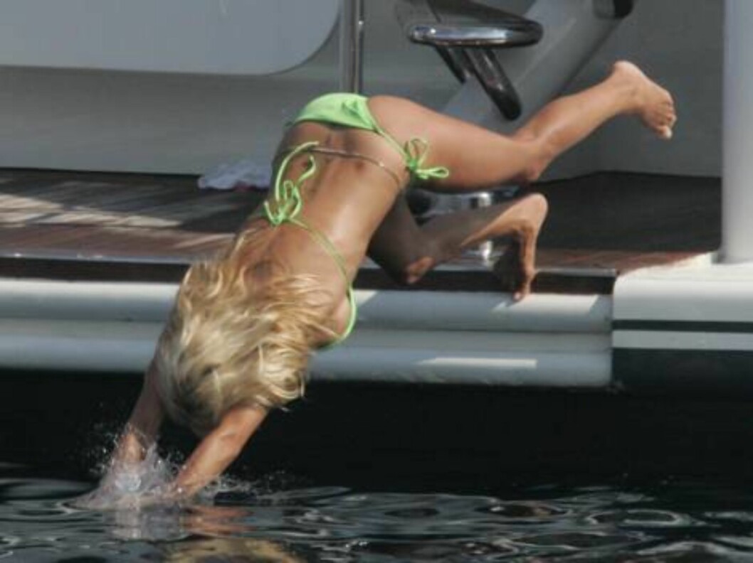 PAMELA ANDERSON EN VACANCES A SAINT TROPEZ
PAMELA ANDERSON ON HOLYDAYS IN SAINT TROPEZ
112409 Angeli Foto: All Over Press PAMELA ANDERSON EN VACANCES A SAINT TROPEZ
PAMELA ANDERSON ON HOLYDAYS IN SAINT TROPEZ
112409 Angeli Foto: All Over Press