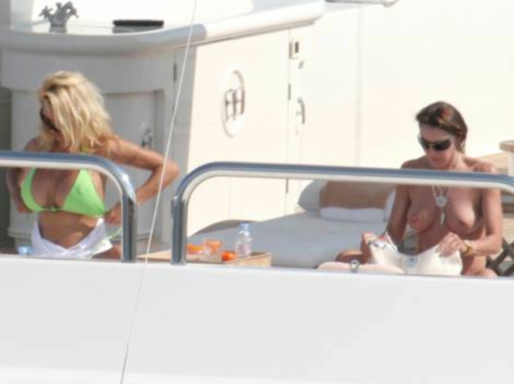 PAMELA ANDERSON EN VACANCES A SAINT TROPEZ
PAMELA ANDERSON ON HOLYDAYS IN SAINT TROPEZ
112409 Angeli Foto: All Over Press PAMELA ANDERSON EN VACANCES A SAINT TROPEZ
PAMELA ANDERSON ON HOLYDAYS IN SAINT TROPEZ
112409 Angeli Foto: All Over Press