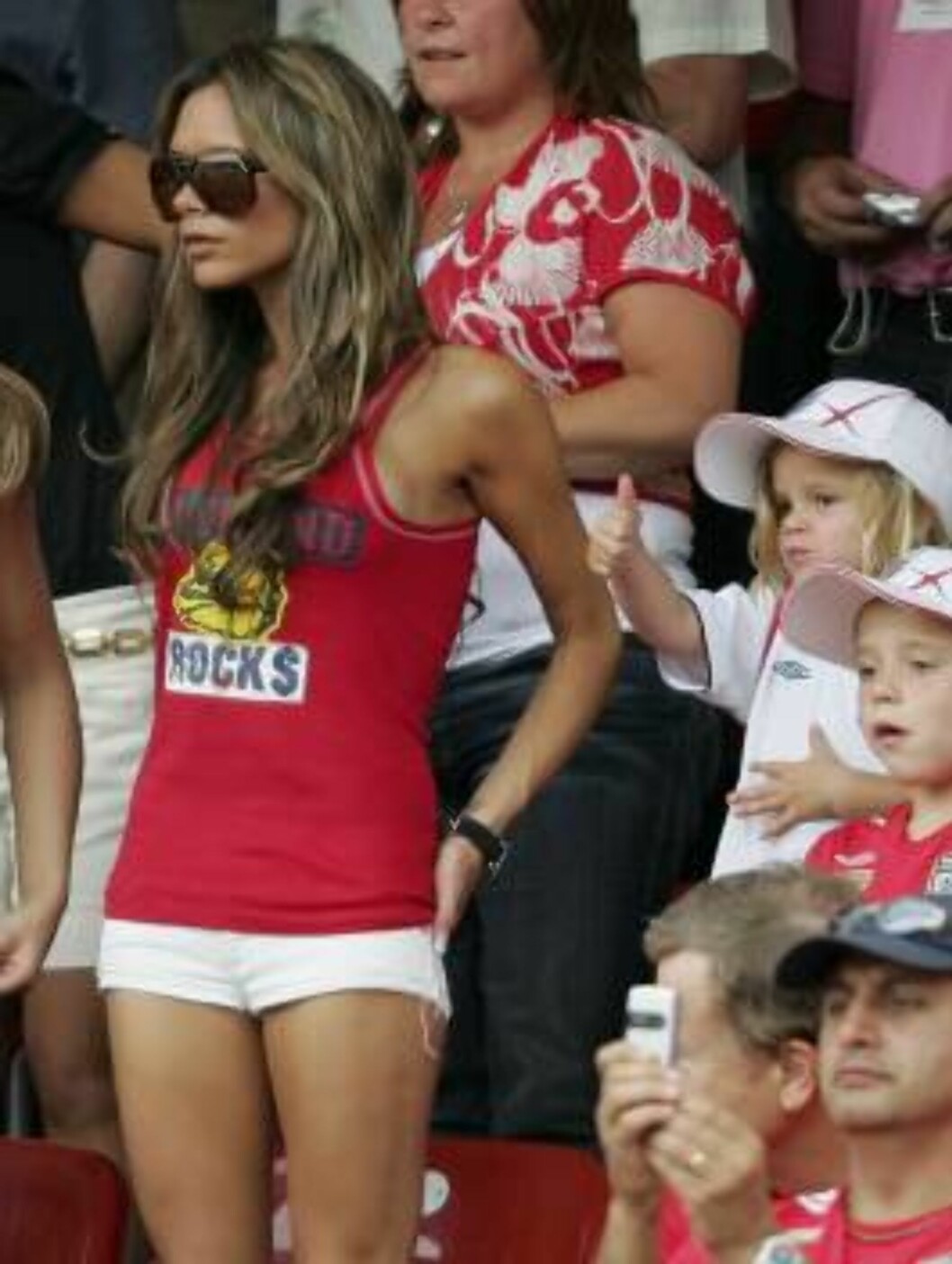 NUREMBERG, GERMANY - JUNE 15: (L to R) Victoria Beckham, the wife of England captain David Beckham, and their sons Romeo and Brooklyn, attend the FIFA World Cup Germany 2006 Group B match between England and Trinidad and Tobago at the Frankenstadion on J Foto: All Over Press NUREMBERG, GERMANY - JUNE 15: (L to R) Victoria Beckham, the wife of England captain David Beckham, and their sons Romeo and Brooklyn, attend the FIFA World Cup Germany 2006 Group B match between England and Trinidad and Tobago at the Frankenstadion on J Foto: All Over Press