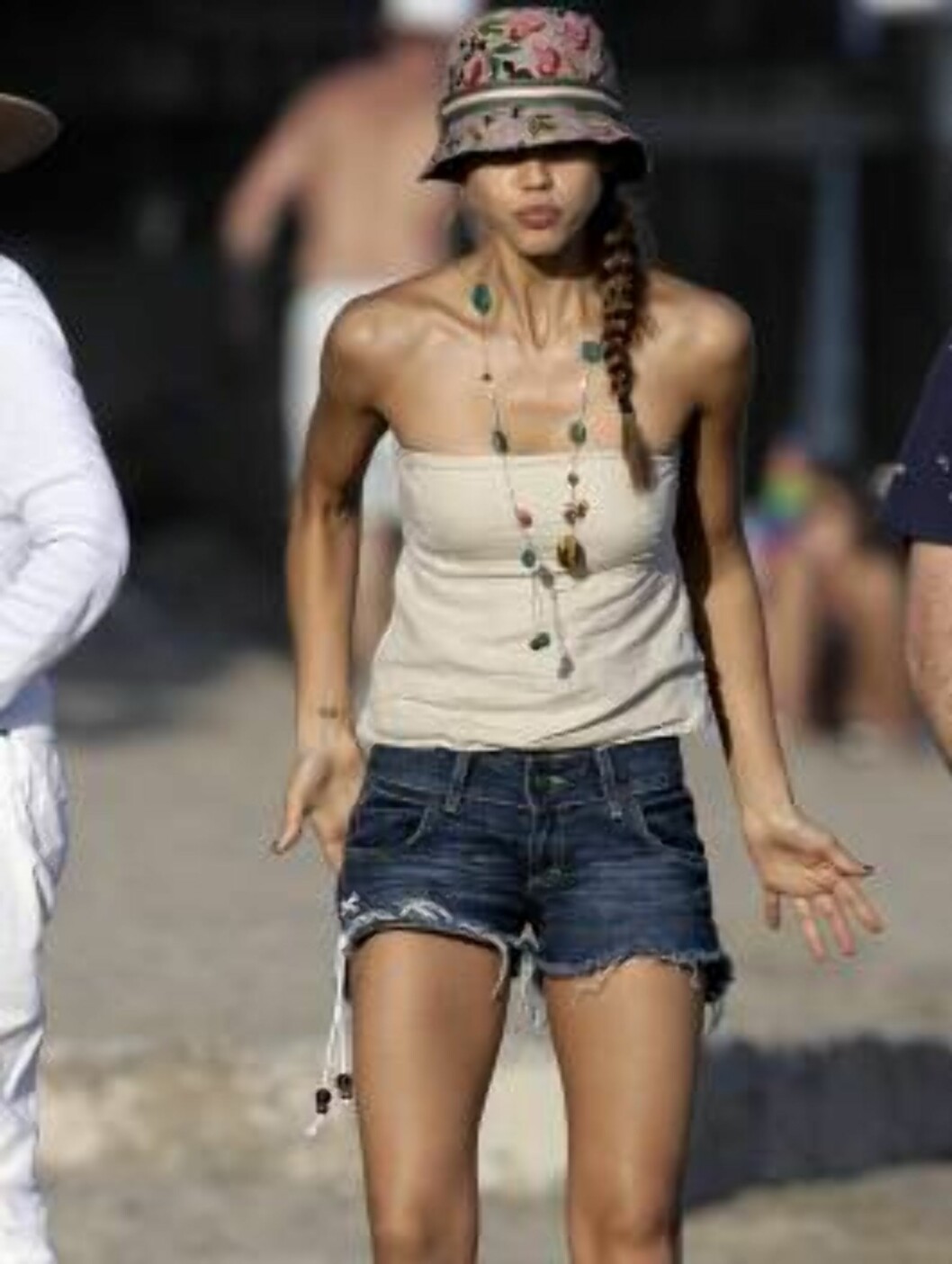 Jessica Alba eating an hamburger on the beach July 2, 2006 X17agency exclusive Foto: All Over Press Jessica Alba eating an hamburger on the beach July 2, 2006 X17agency exclusive Foto: All Over Press
