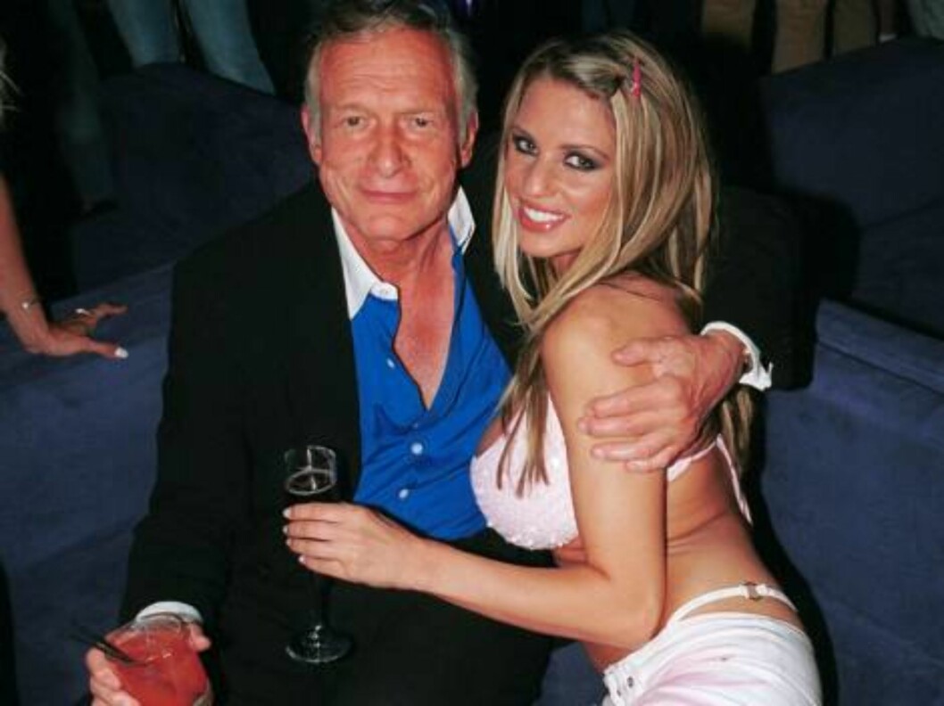 <strong>WEST HOLLYWOOD, CA - August 1:</strong> ***EXCLUSIVE*** Playboy publisher Hugh Hefner poses with playmate Jordan outside The Standard Hotel August 1, 2002 in West Hollywood, California. (Photo by David Klein/Getty Images)
- Original Filename: 408640_09_jordan. Foto: All Over Press <strong>WEST HOLLYWOOD, CA - August 1:</strong> ***EXCLUSIVE*** Playboy publisher Hugh Hefner poses with playmate Jordan outside The Standard Hotel August 1, 2002 in West Hollywood, California. (Photo by David Klein/Getty Images)
- Original Filename: 408640_09_jordan. Foto: All Over Press