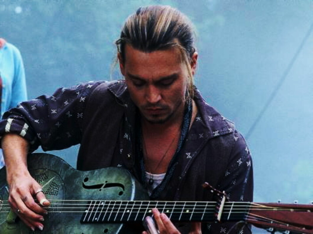 <strong>SJOKOLADE (2000):</strong> Som Roux i "Sjokolade" fikk Johnny leve ut sine frankofile og romantiske sider. Den dag i dag bor han utenfor Paris sammen med sin vakre Vanessa Paradis.
Foto: David Brown Productions <strong>SJOKOLADE (2000):</strong> Som Roux i "Sjokolade" fikk Johnny leve ut sine frankofile og romantiske sider. Den dag i dag bor han utenfor Paris sammen med sin vakre Vanessa Paradis.
Foto: David Brown Productions