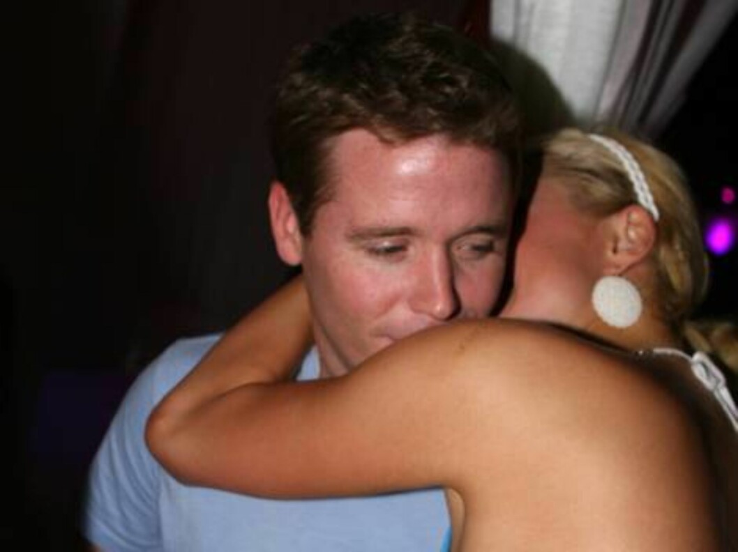 Paris Hilton singing in Las Vegas in front of her fans June 4, 2006 X17agency exclusive Foto: All Over Press Paris Hilton singing in Las Vegas in front of her fans June 4, 2006 X17agency exclusive Foto: All Over Press