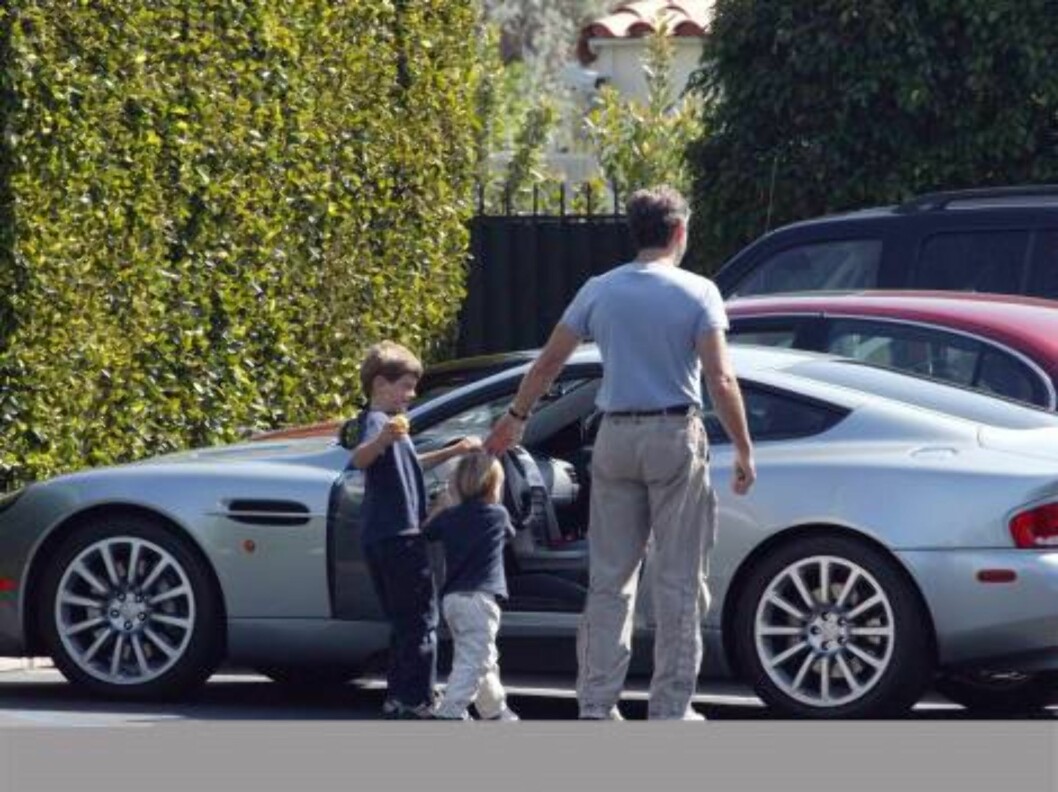Pierce Brosnan after body surfing in Malibu with his son Dylan. Before Pierce Brosnan went to take a brunch in Malibu with sons Dylan and Beckett. Beckett getting out of his dad's Aston Martin by the window.
September 21 2003
Exclusive X17agency / ALL O Foto: All Over Press Pierce Brosnan after body surfing in Malibu with his son Dylan. Before Pierce Brosnan went to take a brunch in Malibu with sons Dylan and Beckett. Beckett getting out of his dad's Aston Martin by the window.
September 21 2003
Exclusive X17agency / ALL O Foto: All Over Press