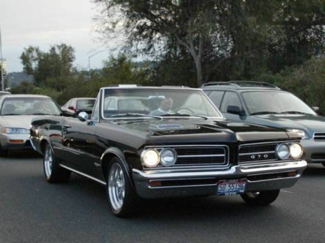 Bruce Willis driving his 64 Pontiac GTO convertible on Pacific Coast Highway.
November 8 2003
Exclusive X17 agency / ALL OVER PRESS Foto: All Over Press Bruce Willis driving his 64 Pontiac GTO convertible on Pacific Coast Highway.
November 8 2003
Exclusive X17 agency / ALL OVER PRESS Foto: All Over Press