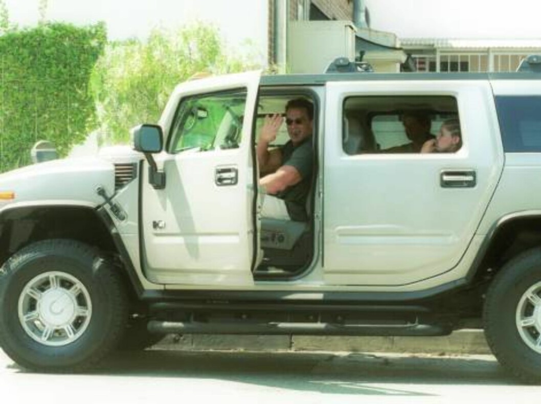 <strong>MUSKELBIL:</strong> Arnold Schwarzenegger i sin Hummer H2. Originalen ble bragt av det amerikanske forsvaret. Foto: All Over Press <strong>MUSKELBIL:</strong> Arnold Schwarzenegger i sin Hummer H2. Originalen ble bragt av det amerikanske forsvaret. Foto: All Over Press