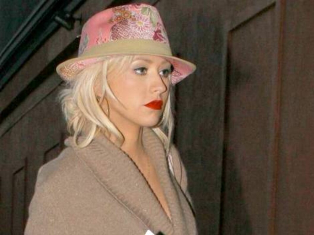 Christina Aguilera going to a photo shoot in Hollywood wearing a pink hat. June14, 2006 Foto: All Over Press Christina Aguilera going to a photo shoot in Hollywood wearing a pink hat. June14, 2006 Foto: All Over Press