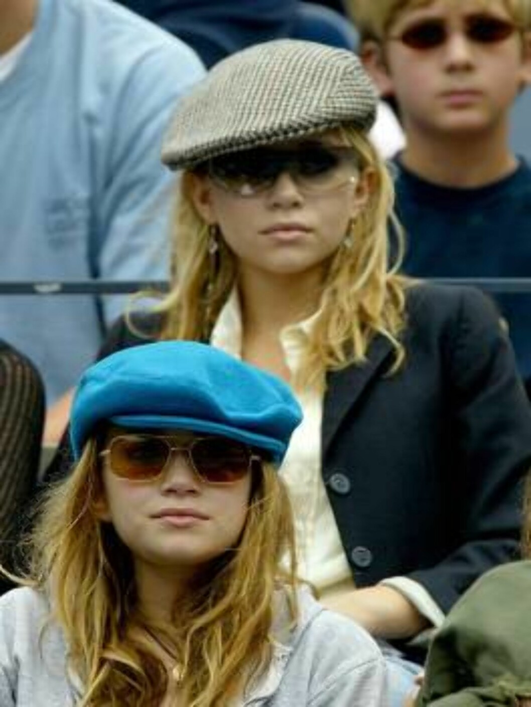 <strong>FLUSHING, NEW YORK - AUGUST 29:</strong> Mary Kate and Ashley Olson watch James Blake play Sargis Sargsian during the US Open August 29, 2003 at the USTA National Tennis Center, Flushing Meadows Corona Park, in Flushing, New York. (Photo by Ezra Shaw/Getty Images Foto: All Over Press <strong>FLUSHING, NEW YORK - AUGUST 29:</strong> Mary Kate and Ashley Olson watch James Blake play Sargis Sargsian during the US Open August 29, 2003 at the USTA National Tennis Center, Flushing Meadows Corona Park, in Flushing, New York. (Photo by Ezra Shaw/Getty Images Foto: All Over Press