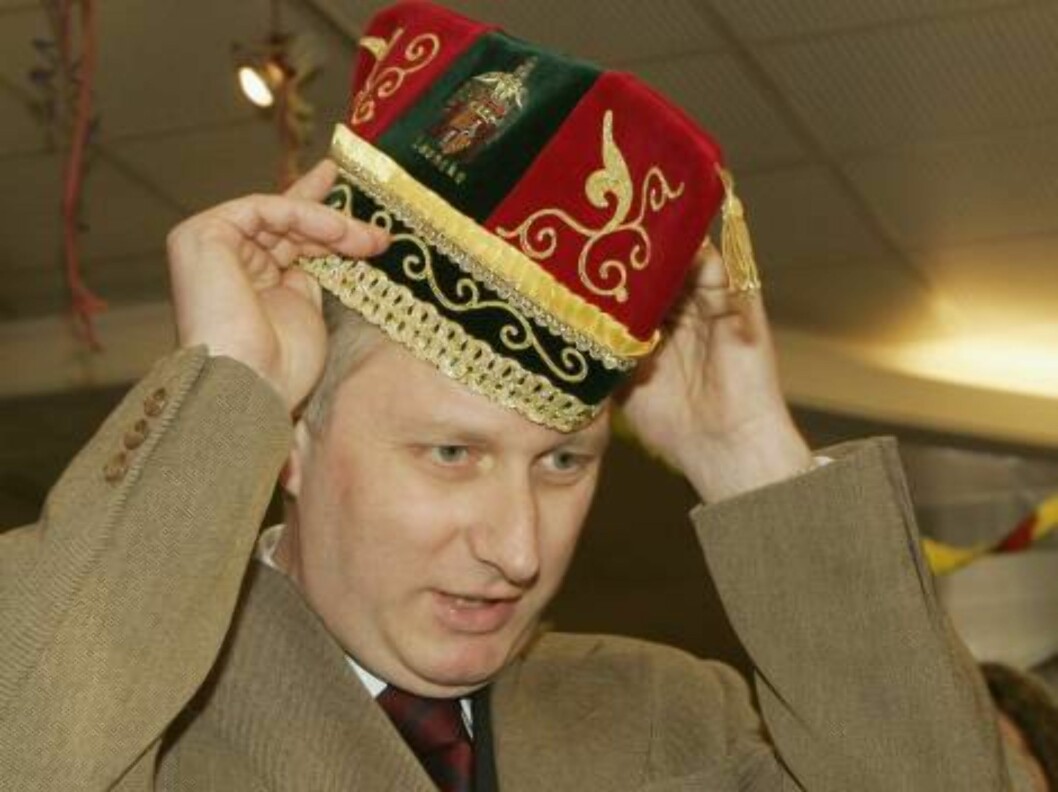 <strong>LANAKEN, BELGIUM - FEBRUARY 24:</strong> Prince Philippe tries on a hat as he visits Lanaken Townhall and gets offered a carnaval hat on February 24, 2006 during a visit to Lanaken, Belgium. (Photo by Mark Renders/Getty Images) *** Local Caption *** Prince Phi Foto: All Over Press <strong>LANAKEN, BELGIUM - FEBRUARY 24:</strong> Prince Philippe tries on a hat as he visits Lanaken Townhall and gets offered a carnaval hat on February 24, 2006 during a visit to Lanaken, Belgium. (Photo by Mark Renders/Getty Images) *** Local Caption *** Prince Phi Foto: All Over Press