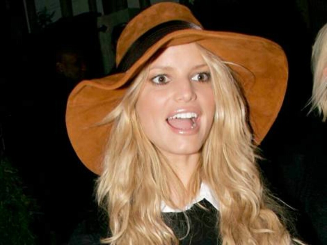 Single Jessica Simpson wearing a brown hat leaving Koi restaurant in West Hollywod with sister Ashlee. January 20, 2006
X17agency exclusive / ALL OVER PRESS Foto: All Over Press Single Jessica Simpson wearing a brown hat leaving Koi restaurant in West Hollywod with sister Ashlee. January 20, 2006
X17agency exclusive / ALL OVER PRESS Foto: All Over Press