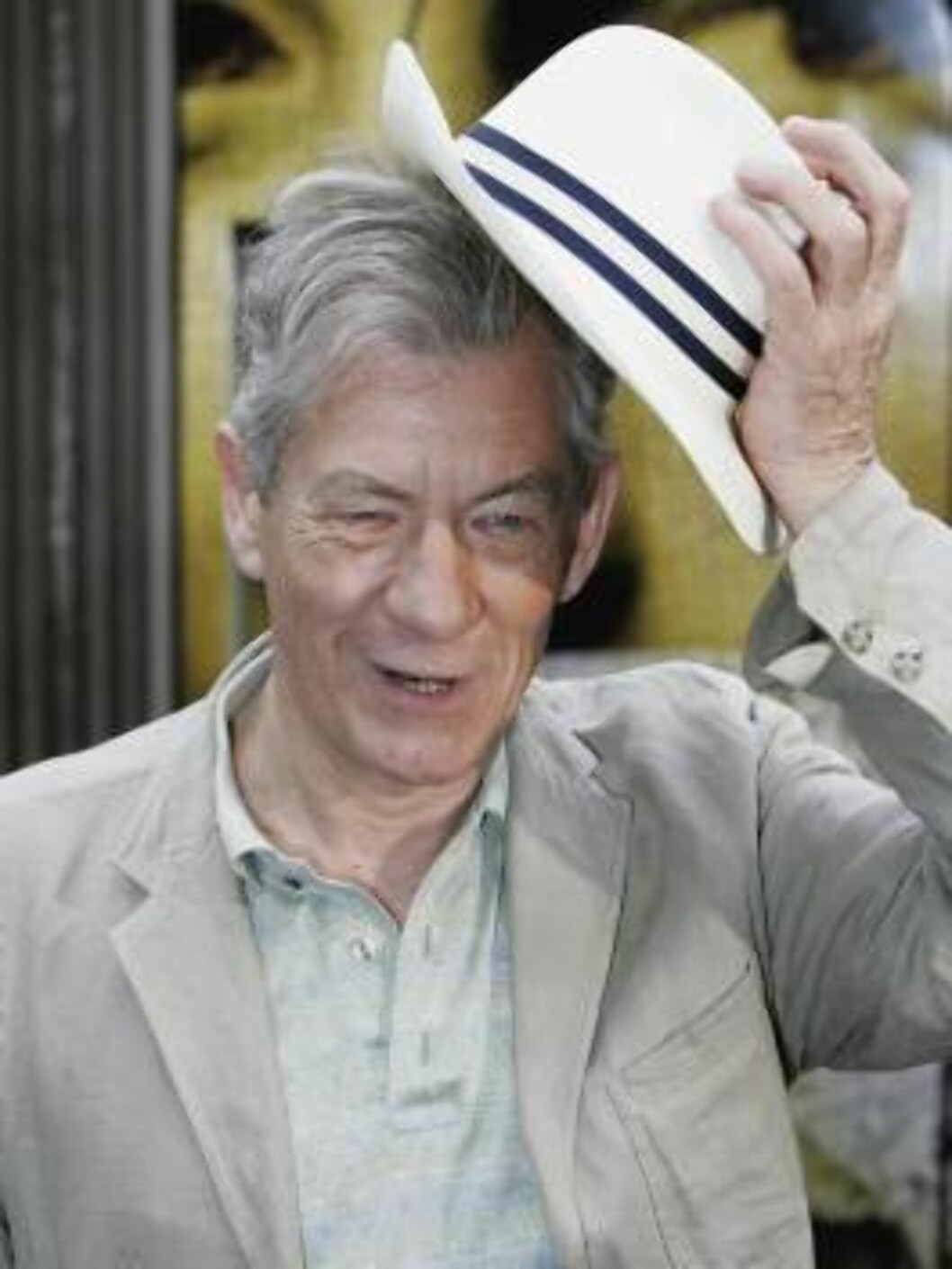 <strong>LONDON - MAY 16:</strong> Actor Sir Ian McKellen doffs his hat during a photocall for new film The Da Vinci Code at Eurostar's Waterloo International Terminal on May 16, 2006 in London, England. At the photocall a new Eurostar Train was named 'The Da Vinci Code' Foto: All Over Press <strong>LONDON - MAY 16:</strong> Actor Sir Ian McKellen doffs his hat during a photocall for new film The Da Vinci Code at Eurostar's Waterloo International Terminal on May 16, 2006 in London, England. At the photocall a new Eurostar Train was named 'The Da Vinci Code' Foto: All Over Press
