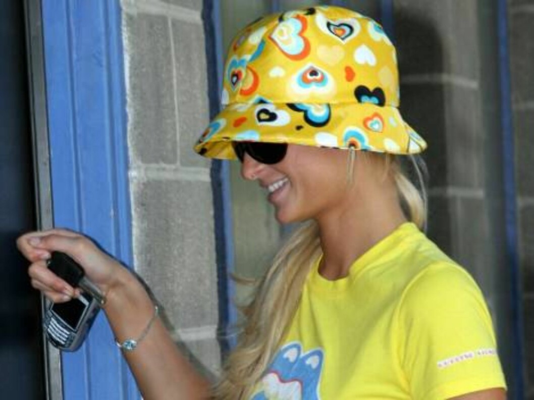 Paris Hilton wearing a yellow funky hat goes to a recording studio in West Los Angeles.
June 13, 2005
X17agency exclusive / ALL OVER PRESS Foto: All Over Press Paris Hilton wearing a yellow funky hat goes to a recording studio in West Los Angeles.
June 13, 2005
X17agency exclusive / ALL OVER PRESS Foto: All Over Press