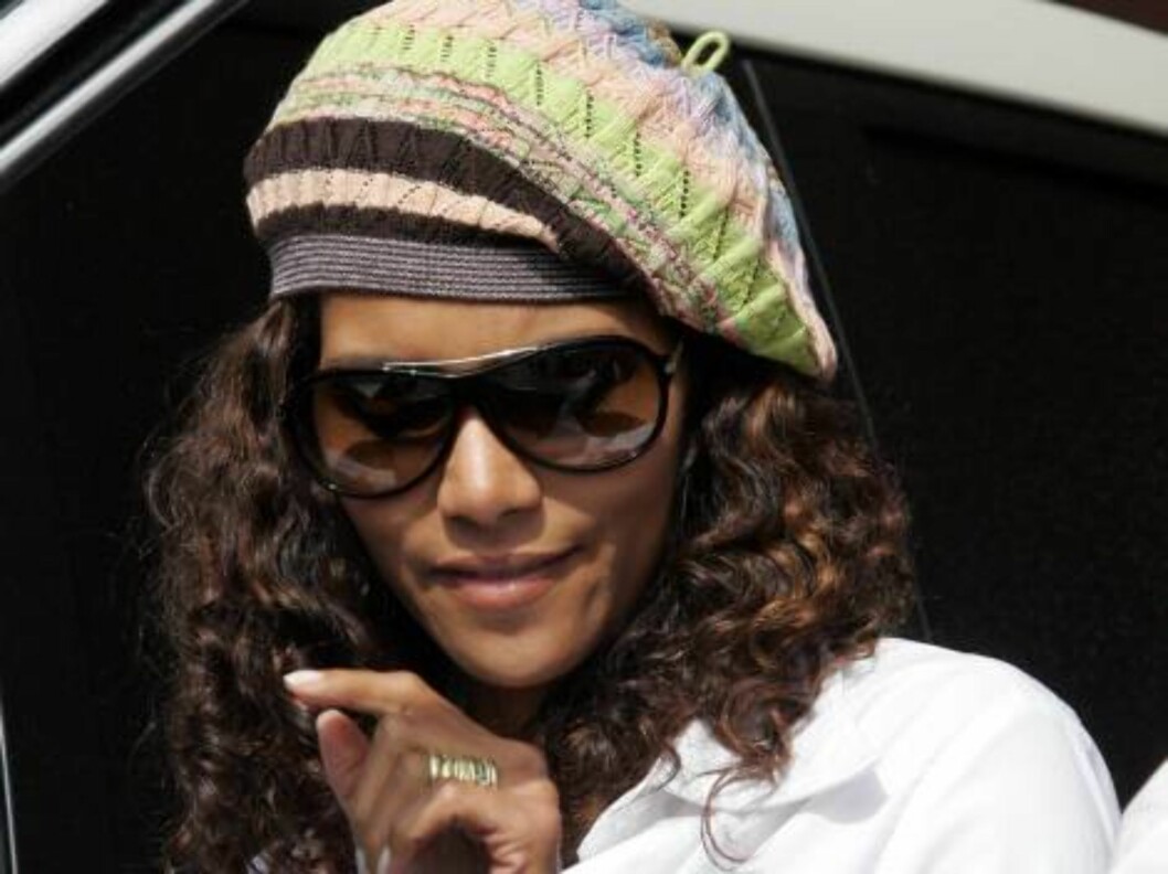 Catwoman star Halle Berry wearing a funky hat in Hollywood with scrpt. October 2, 2005
CL/X17agency exclusive / ALL OVER PRESS Foto: All Over Press Catwoman star Halle Berry wearing a funky hat in Hollywood with scrpt. October 2, 2005
CL/X17agency exclusive / ALL OVER PRESS Foto: All Over Press