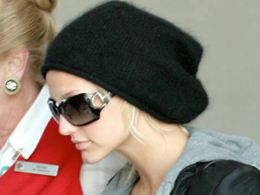 Ashlee Simpson shows off her new nose after plastic surgery as she arrives at LAX Los Angeles airport mai 5, 2006
X17agency EXCLUSIVE / ALL OVER PRESS Foto: All Over Press Ashlee Simpson shows off her new nose after plastic surgery as she arrives at LAX Los Angeles airport mai 5, 2006
X17agency EXCLUSIVE / ALL OVER PRESS Foto: All Over Press