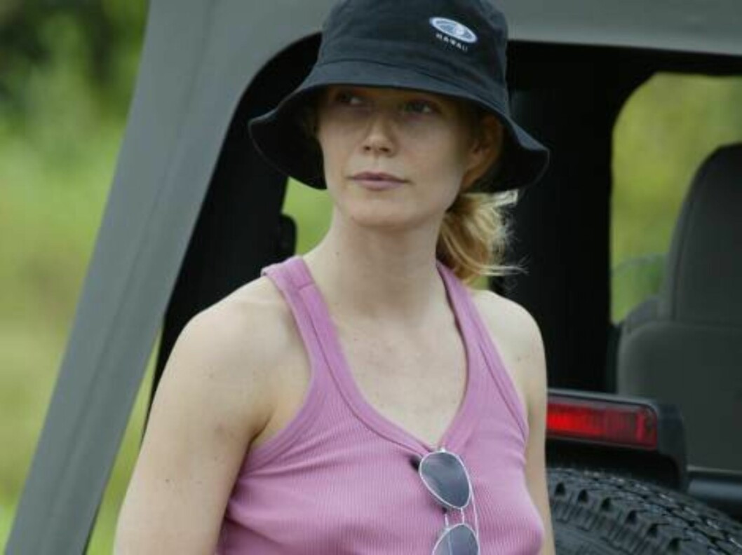 Gwyneth Paltrow in Hawai Kauai may4 2003 stopping her Jeep on the road to admire the landscape
Exclusive X17agency / ALL OVER PRESS Foto: All Over Press Gwyneth Paltrow in Hawai Kauai may4 2003 stopping her Jeep on the road to admire the landscape
Exclusive X17agency / ALL OVER PRESS Foto: All Over Press