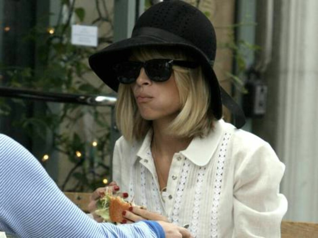 Skinny Nicole Richie found her appetit back and eats a big hamburger at Toast on Third Street. January 27, 2006
X17agency EXCLUSIVE / ALL OVER PRESS Foto: All Over Press Skinny Nicole Richie found her appetit back and eats a big hamburger at Toast on Third Street. January 27, 2006
X17agency EXCLUSIVE / ALL OVER PRESS Foto: All Over Press