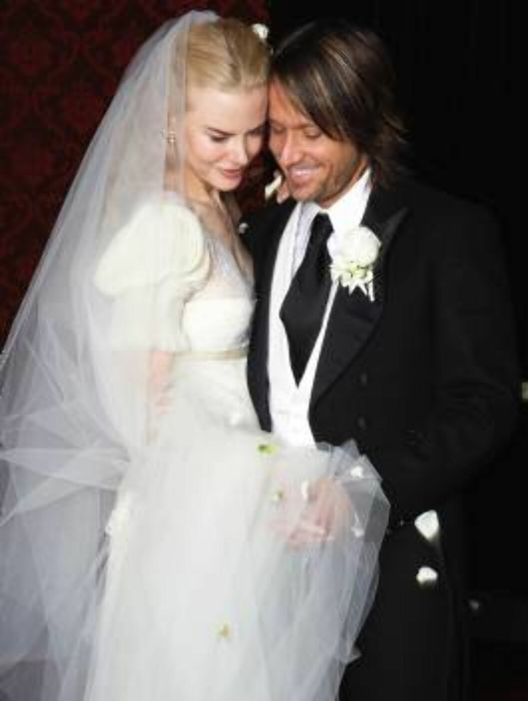 In this photo released by Nicole Kidman and Keith Urban, the couple is seen shortly after their wedding ceremony in Sydney, Australia, Sunday June 25, 2006. Kidman married country crooner Urban on Sunday, shunning Hollywood glitz for a fairytale ceremony Foto: AP/Scanpix In this photo released by Nicole Kidman and Keith Urban, the couple is seen shortly after their wedding ceremony in Sydney, Australia, Sunday June 25, 2006. Kidman married country crooner Urban on Sunday, shunning Hollywood glitz for a fairytale ceremony Foto: AP/Scanpix