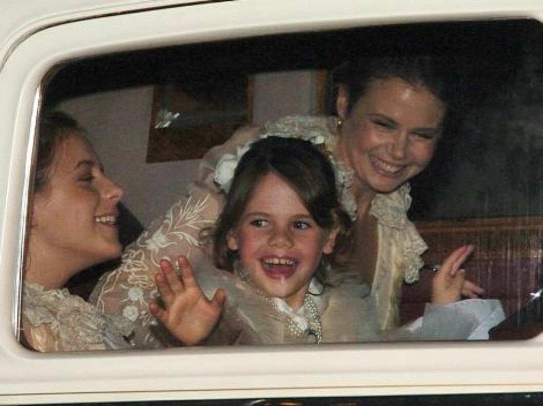 <strong>SYDNEY, NSW - JUNE 25:</strong> Antonia Kidman (R) and Isabella Kidman Cruise (L) arrive at St Patrick's College for the wedding of musician Keith Urban and actress Nicole Kidman on June 25, 2006 in Sydney, Australia. (Photo by Paul McConnell/Getty Images) *** L Foto: All Over Press <strong>SYDNEY, NSW - JUNE 25:</strong> Antonia Kidman (R) and Isabella Kidman Cruise (L) arrive at St Patrick's College for the wedding of musician Keith Urban and actress Nicole Kidman on June 25, 2006 in Sydney, Australia. (Photo by Paul McConnell/Getty Images) *** L Foto: All Over Press